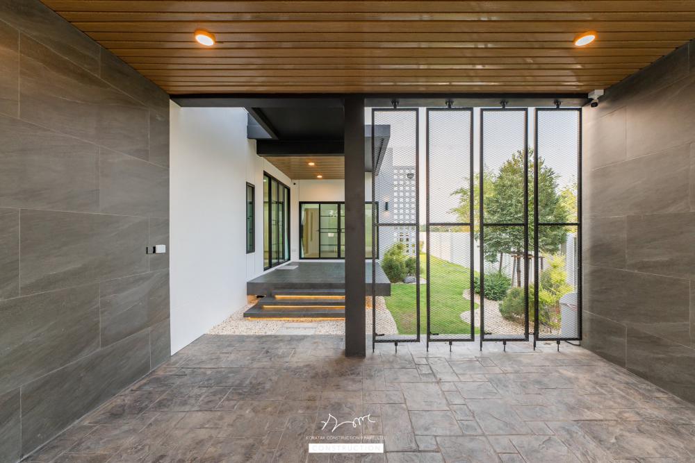 ไอเดียบ้านสไตล์ทรงกลอ่งโมเดิร์นพื้นที่กว้าง ฟังก์ชั่นครบ จัดสวนได้สวย น่าอยู่จัง รูปที่ 6