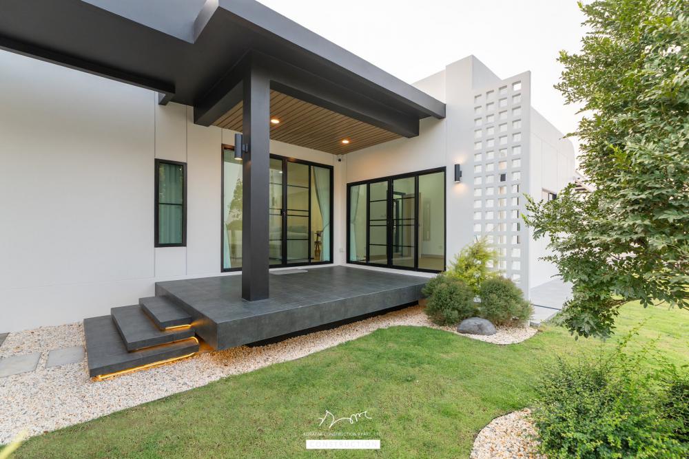 ไอเดียบ้านสไตล์ทรงกลอ่งโมเดิร์นพื้นที่กว้าง ฟังก์ชั่นครบ จัดสวนได้สวย น่าอยู่จัง รูปที่ 8