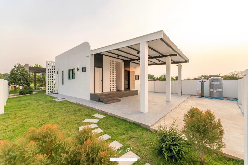 ไอเดียบ้านสไตล์ทรงกลอ่งโมเดิร์นพื้นที่กว้าง ฟังก์ชั่นครบ จัดสวนได้สวย น่าอยู่จัง รูปที่ 40