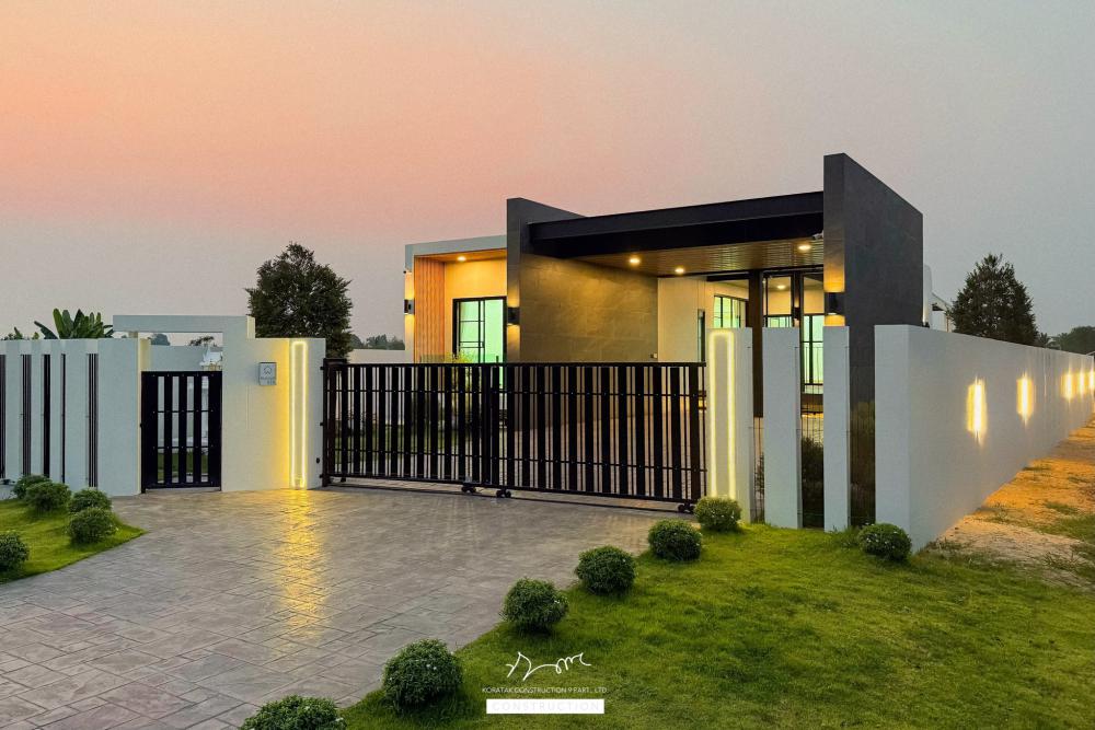 ไอเดียบ้านสไตล์ทรงกลอ่งโมเดิร์นพื้นที่กว้าง ฟังก์ชั่นครบ จัดสวนได้สวย น่าอยู่จัง รูปที่ 45