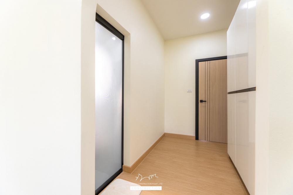 ไอเดียบ้านสไตล์ทรงกลอ่งโมเดิร์นพื้นที่กว้าง ฟังก์ชั่นครบ จัดสวนได้สวย น่าอยู่จัง รูปที่ 32