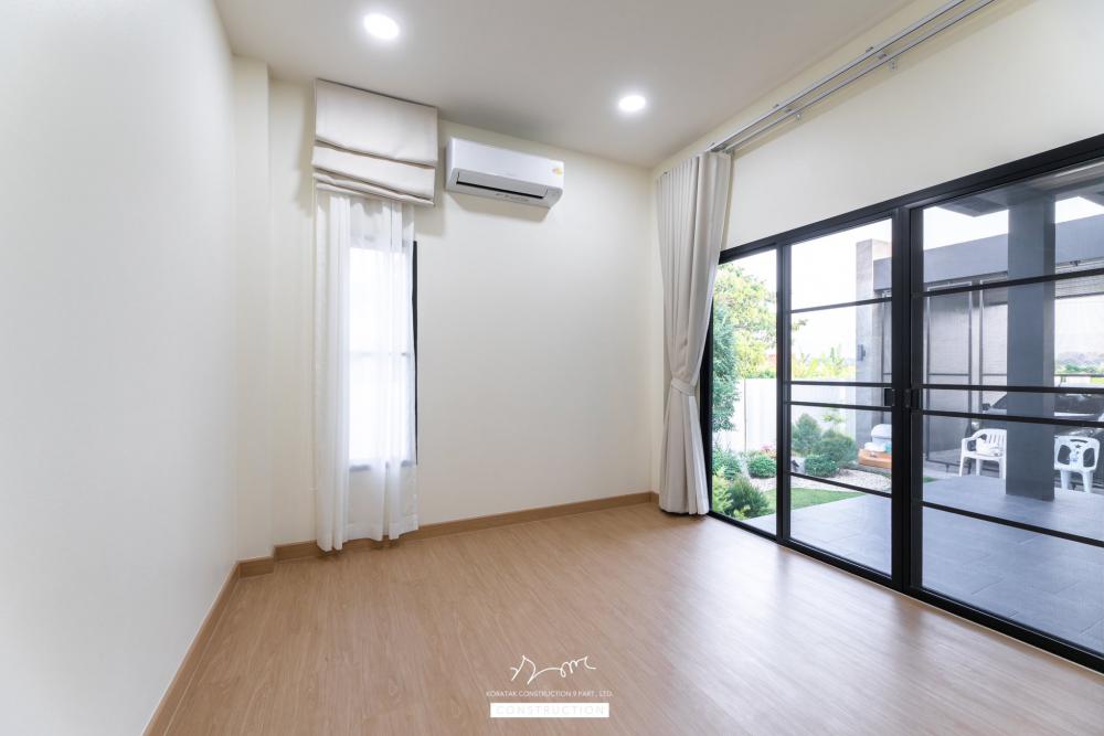 ไอเดียบ้านสไตล์ทรงกลอ่งโมเดิร์นพื้นที่กว้าง ฟังก์ชั่นครบ จัดสวนได้สวย น่าอยู่จัง รูปที่ 35