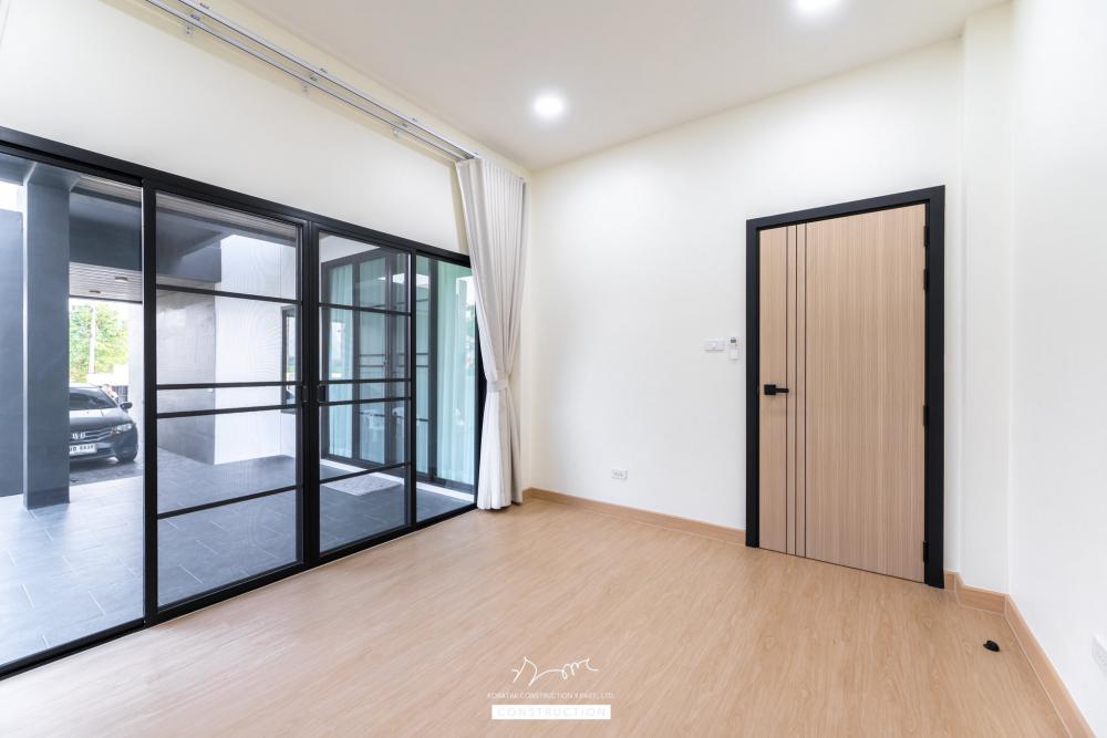 ไอเดียบ้านสไตล์ทรงกลอ่งโมเดิร์นพื้นที่กว้าง ฟังก์ชั่นครบ จัดสวนได้สวย น่าอยู่จัง รูปที่ 36