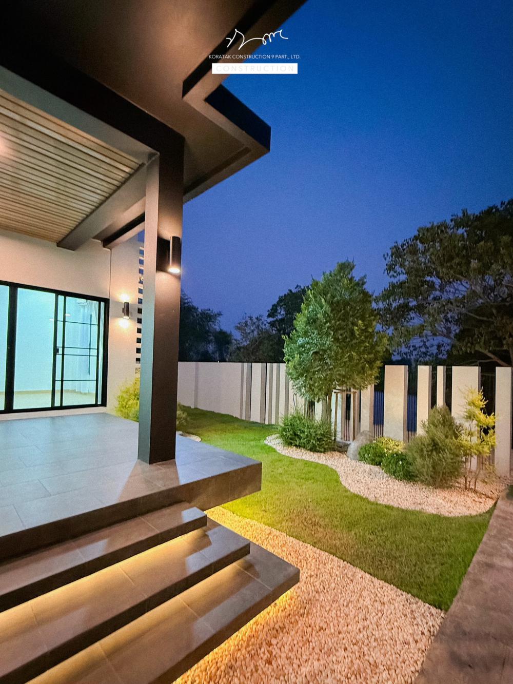 ไอเดียบ้านสไตล์ทรงกลอ่งโมเดิร์นพื้นที่กว้าง ฟังก์ชั่นครบ จัดสวนได้สวย น่าอยู่จัง รูปที่ 38