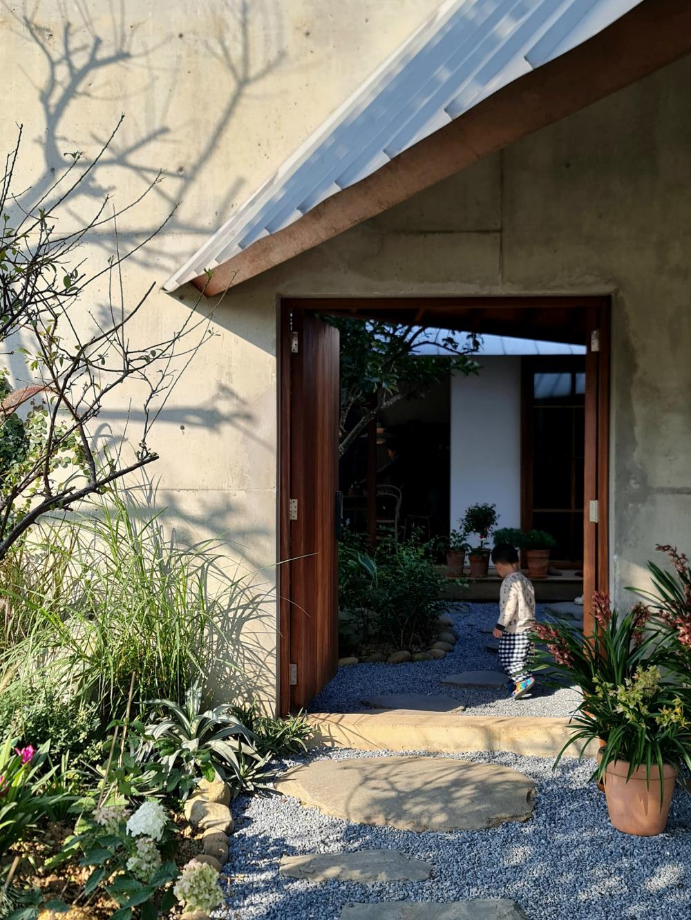 บ้านสไตล์ญุี่ปุ่นมินิมอล และมีสวนสวนน่ารักในบ้าน รูปที่ 10