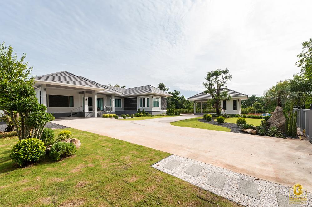 บ้านทรงปั้นหยา 3 ห้องนอน 3 ห้องน้ำ บนเนื้อที่กว้างขวาง จัดสวนได้น่าอยู่.