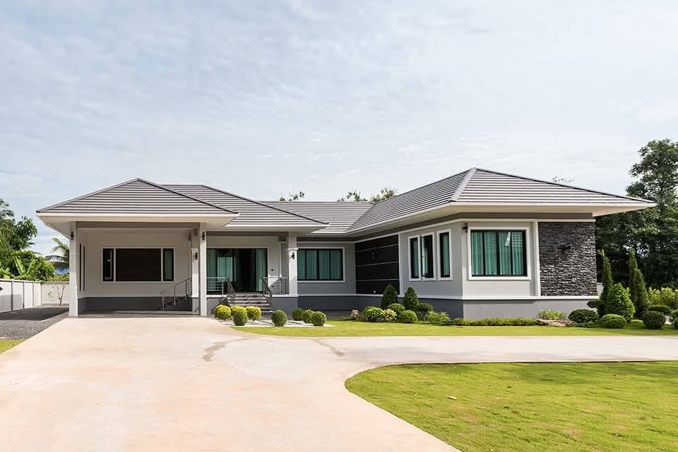 บ้านทรงปั้นหยา 3 ห้องนอน 3 ห้องน้ำ บนเนื้อที่กว้างขวาง จัดสวนได้น่าอยู่. รูปที่ 2