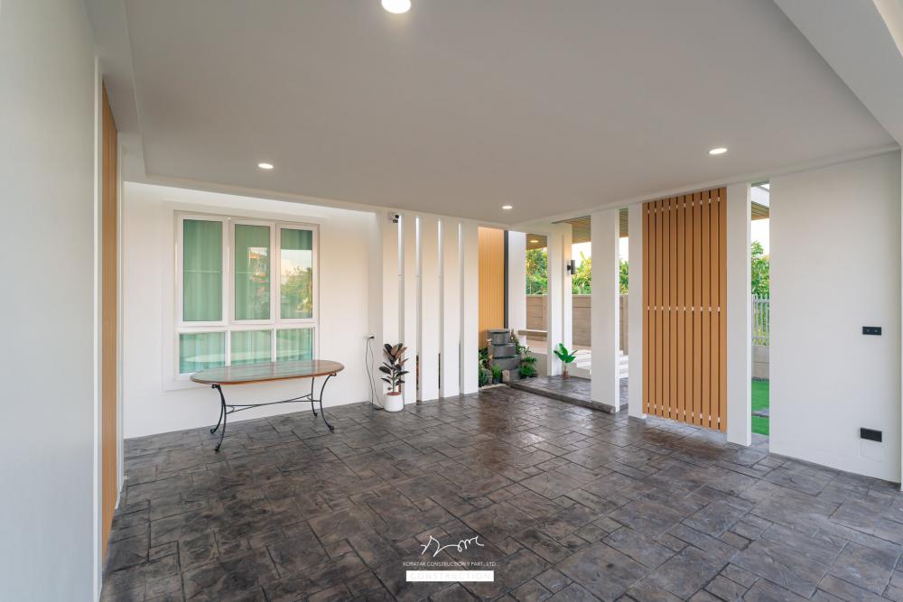 บ้านหลังนี้เริ่มจากโจทย์สำคัญ ที่ดินหน้าแคบ ขนาด 𝟐 ห้องนอน 𝟐 ห้องน้ำ 𝟏 ห้องนั่งเล่น-รับประทานอาหาร 𝟏 ห้องแต่งตัว 𝟏 ห้องครัว 𝟏 ห้องเก็บของ 𝟐ที่จอดรถ รูปที่ 10