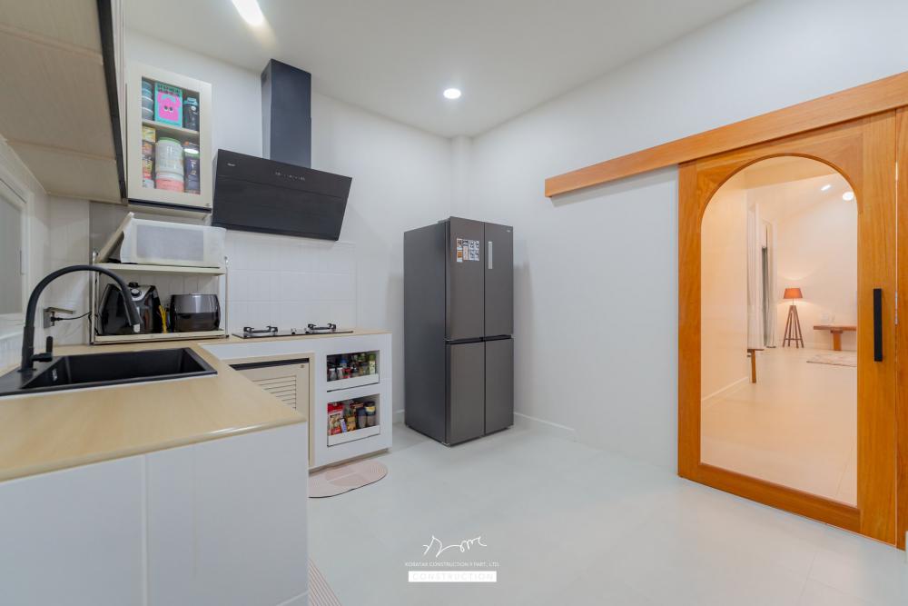 บ้านหลังนี้เริ่มจากโจทย์สำคัญ ที่ดินหน้าแคบ ขนาด 𝟐 ห้องนอน 𝟐 ห้องน้ำ 𝟏 ห้องนั่งเล่น-รับประทานอาหาร 𝟏 ห้องแต่งตัว 𝟏 ห้องครัว 𝟏 ห้องเก็บของ 𝟐ที่จอดรถ รูปที่ 11