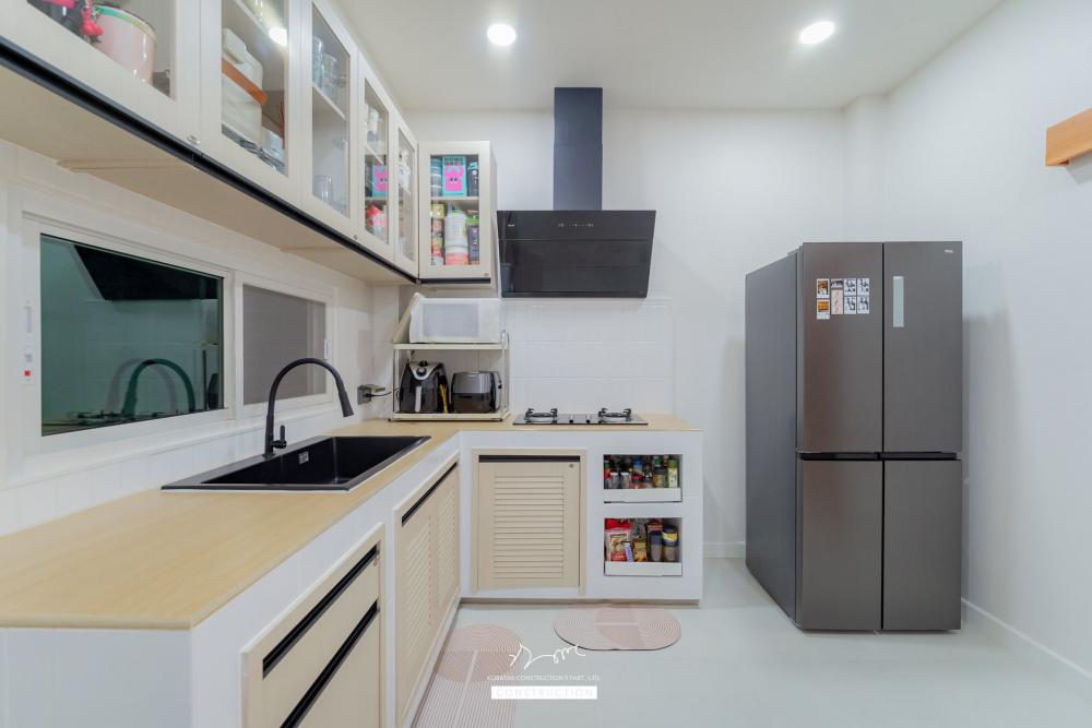 บ้านหลังนี้เริ่มจากโจทย์สำคัญ ที่ดินหน้าแคบ ขนาด 𝟐 ห้องนอน 𝟐 ห้องน้ำ 𝟏 ห้องนั่งเล่น-รับประทานอาหาร 𝟏 ห้องแต่งตัว 𝟏 ห้องครัว 𝟏 ห้องเก็บของ 𝟐ที่จอดรถ รูปที่ 12