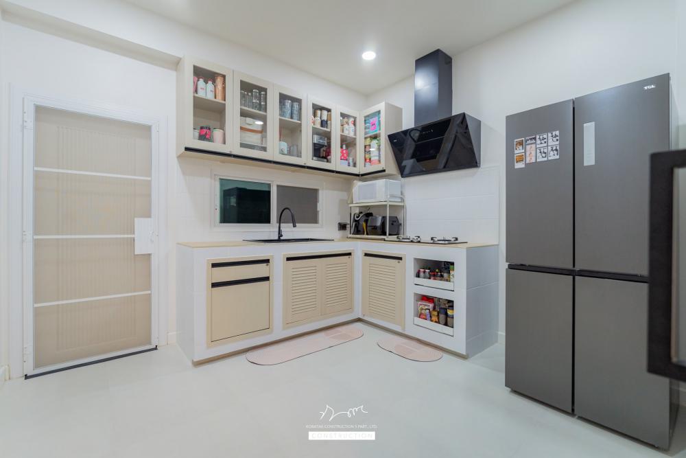 บ้านหลังนี้เริ่มจากโจทย์สำคัญ ที่ดินหน้าแคบ ขนาด 𝟐 ห้องนอน 𝟐 ห้องน้ำ 𝟏 ห้องนั่งเล่น-รับประทานอาหาร 𝟏 ห้องแต่งตัว 𝟏 ห้องครัว 𝟏 ห้องเก็บของ 𝟐ที่จอดรถ รูปที่ 13