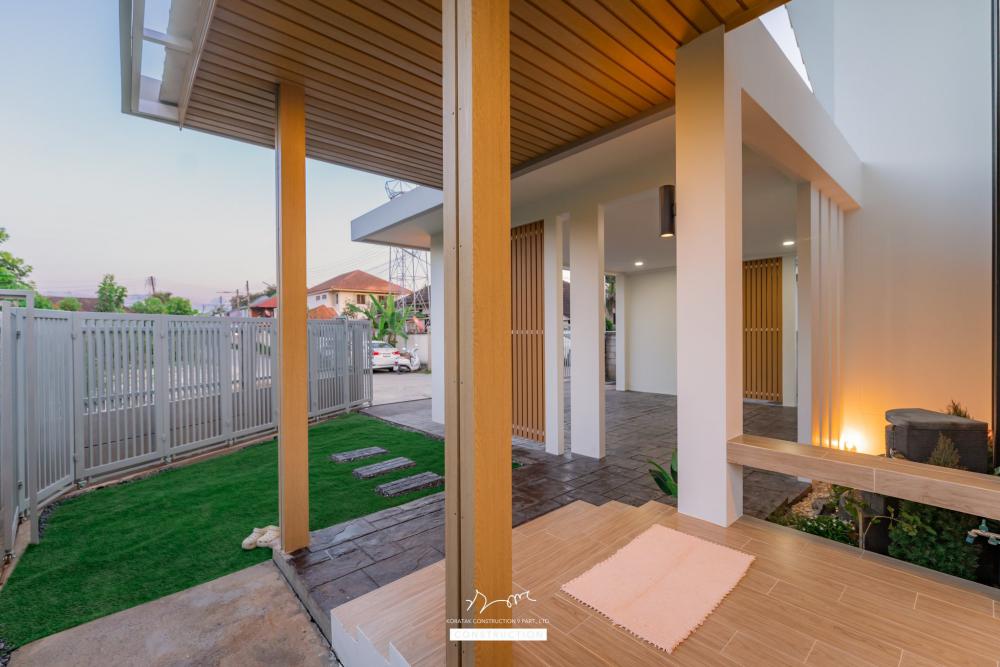 บ้านหลังนี้เริ่มจากโจทย์สำคัญ ที่ดินหน้าแคบ ขนาด 𝟐 ห้องนอน 𝟐 ห้องน้ำ 𝟏 ห้องนั่งเล่น-รับประทานอาหาร 𝟏 ห้องแต่งตัว 𝟏 ห้องครัว 𝟏 ห้องเก็บของ 𝟐ที่จอดรถ รูปที่ 14