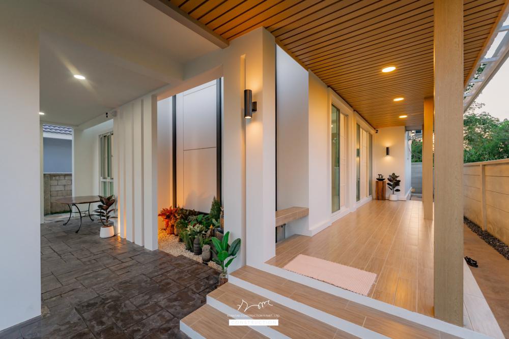 บ้านหลังนี้เริ่มจากโจทย์สำคัญ ที่ดินหน้าแคบ ขนาด 𝟐 ห้องนอน 𝟐 ห้องน้ำ 𝟏 ห้องนั่งเล่น-รับประทานอาหาร 𝟏 ห้องแต่งตัว 𝟏 ห้องครัว 𝟏 ห้องเก็บของ 𝟐ที่จอดรถ รูปที่ 15