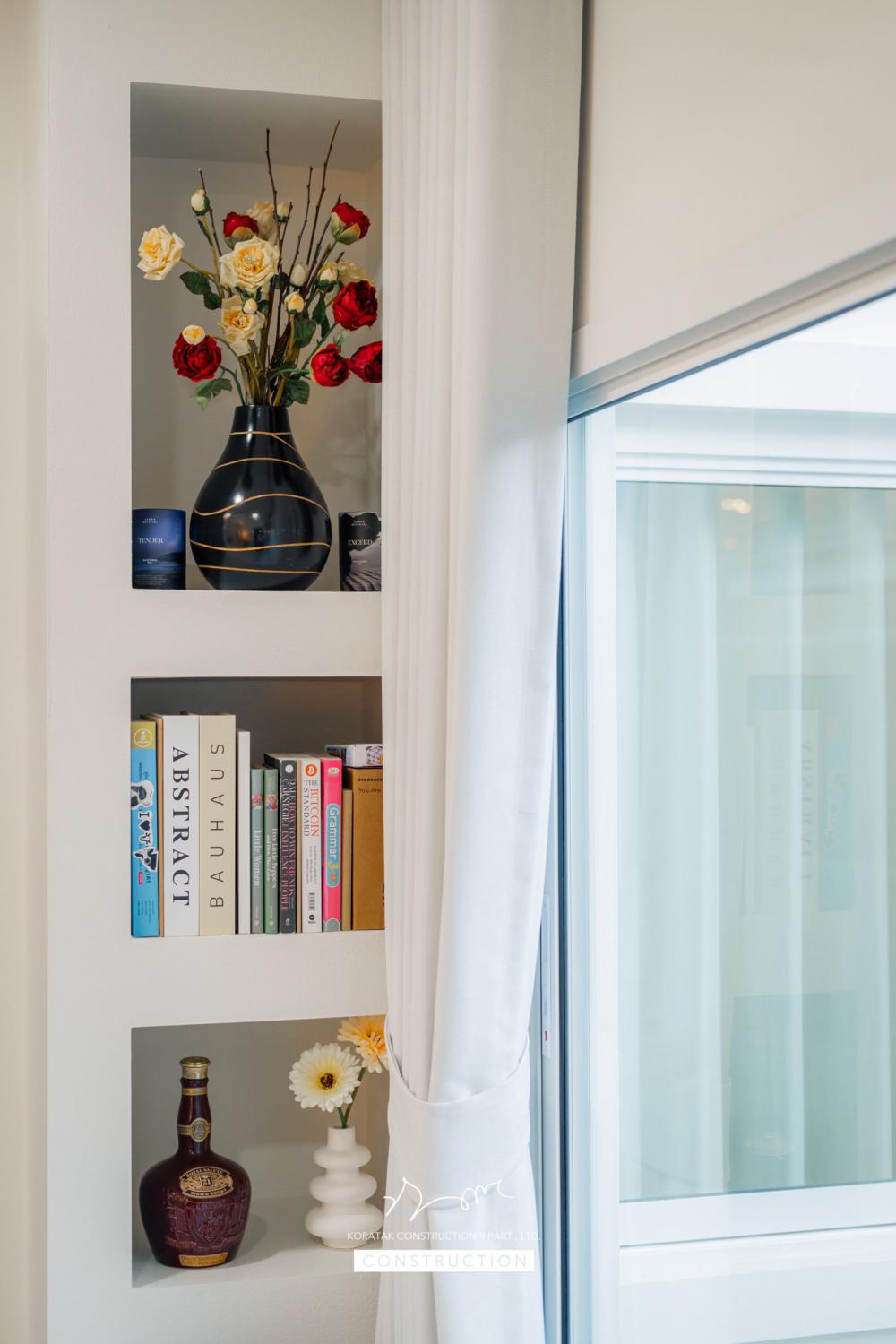 บ้านหลังนี้เริ่มจากโจทย์สำคัญ ที่ดินหน้าแคบ ขนาด 𝟐 ห้องนอน 𝟐 ห้องน้ำ 𝟏 ห้องนั่งเล่น-รับประทานอาหาร 𝟏 ห้องแต่งตัว 𝟏 ห้องครัว 𝟏 ห้องเก็บของ 𝟐ที่จอดรถ รูปที่ 16