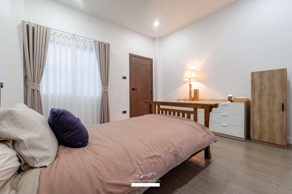 บ้านหลังนี้เริ่มจากโจทย์สำคัญ ที่ดินหน้าแคบ ขนาด 𝟐 ห้องนอน 𝟐 ห้องน้ำ 𝟏 ห้องนั่งเล่น-รับประทานอาหาร 𝟏 ห้องแต่งตัว 𝟏 ห้องครัว 𝟏 ห้องเก็บของ 𝟐ที่จอดรถ รูปที่ 17