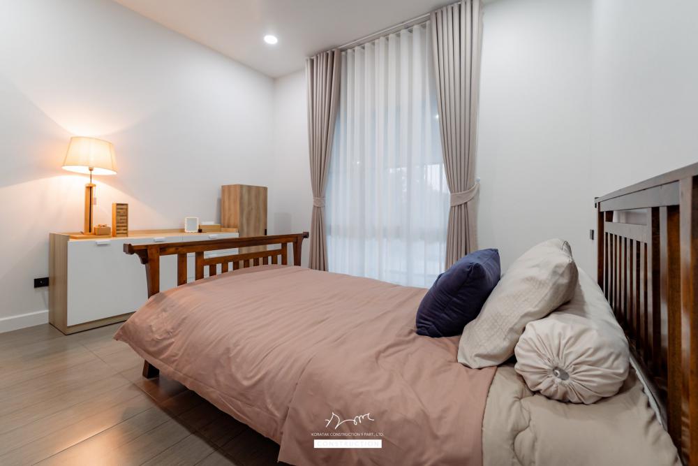 บ้านหลังนี้เริ่มจากโจทย์สำคัญ ที่ดินหน้าแคบ ขนาด 𝟐 ห้องนอน 𝟐 ห้องน้ำ 𝟏 ห้องนั่งเล่น-รับประทานอาหาร 𝟏 ห้องแต่งตัว 𝟏 ห้องครัว 𝟏 ห้องเก็บของ 𝟐ที่จอดรถ รูปที่ 18