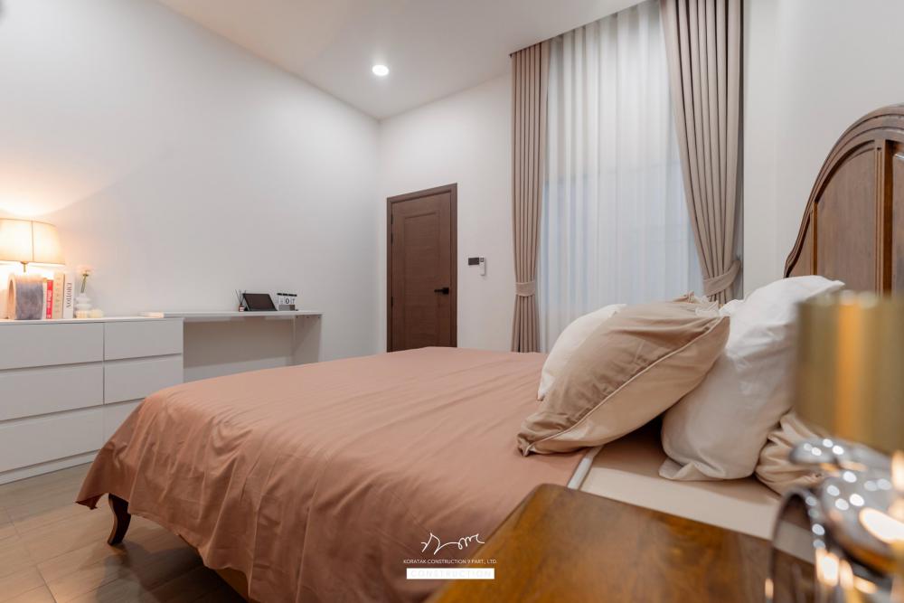 บ้านหลังนี้เริ่มจากโจทย์สำคัญ ที่ดินหน้าแคบ ขนาด 𝟐 ห้องนอน 𝟐 ห้องน้ำ 𝟏 ห้องนั่งเล่น-รับประทานอาหาร 𝟏 ห้องแต่งตัว 𝟏 ห้องครัว 𝟏 ห้องเก็บของ 𝟐ที่จอดรถ รูปที่ 19