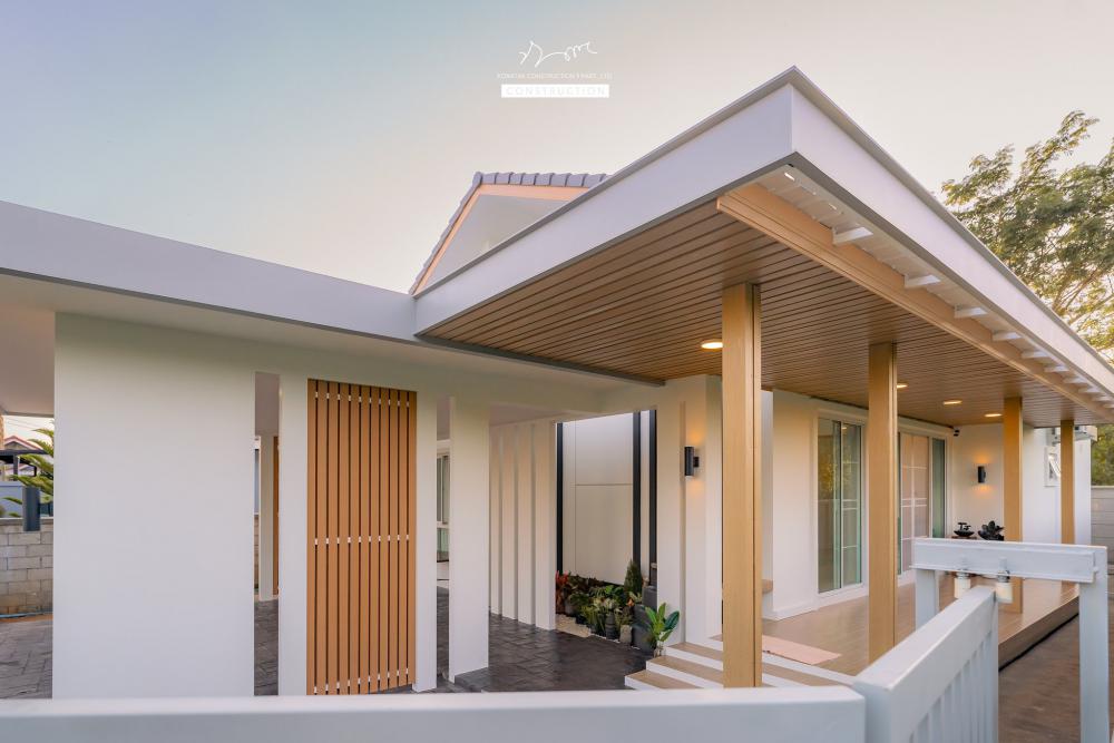 บ้านหลังนี้เริ่มจากโจทย์สำคัญ ที่ดินหน้าแคบ ขนาด 𝟐 ห้องนอน 𝟐 ห้องน้ำ 𝟏 ห้องนั่งเล่น-รับประทานอาหาร 𝟏 ห้องแต่งตัว 𝟏 ห้องครัว 𝟏 ห้องเก็บของ 𝟐ที่จอดรถ รูปที่ 2