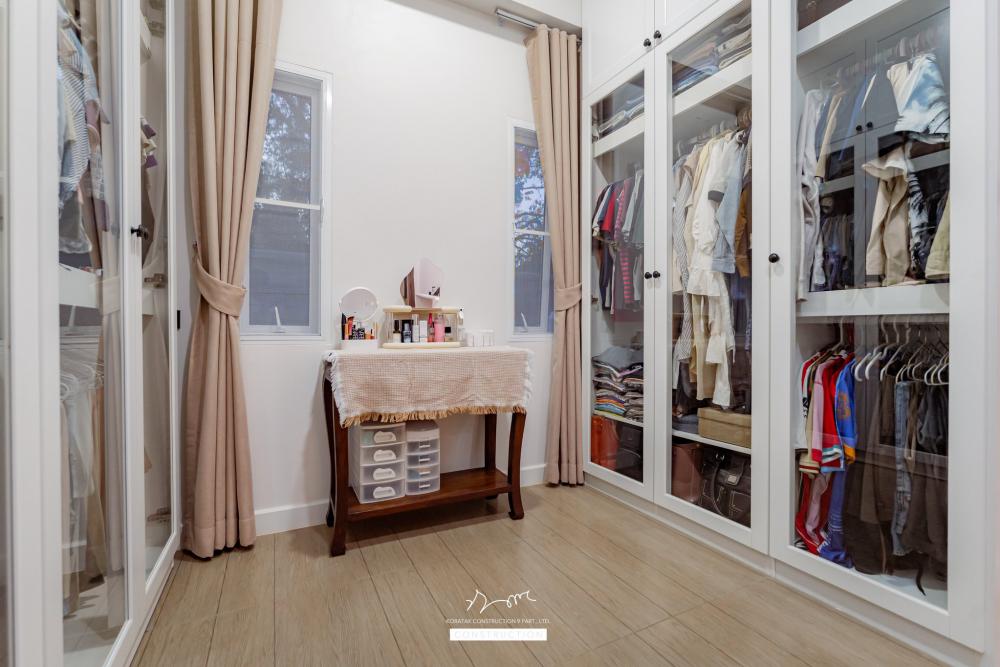 บ้านหลังนี้เริ่มจากโจทย์สำคัญ ที่ดินหน้าแคบ ขนาด 𝟐 ห้องนอน 𝟐 ห้องน้ำ 𝟏 ห้องนั่งเล่น-รับประทานอาหาร 𝟏 ห้องแต่งตัว 𝟏 ห้องครัว 𝟏 ห้องเก็บของ 𝟐ที่จอดรถ รูปที่ 20