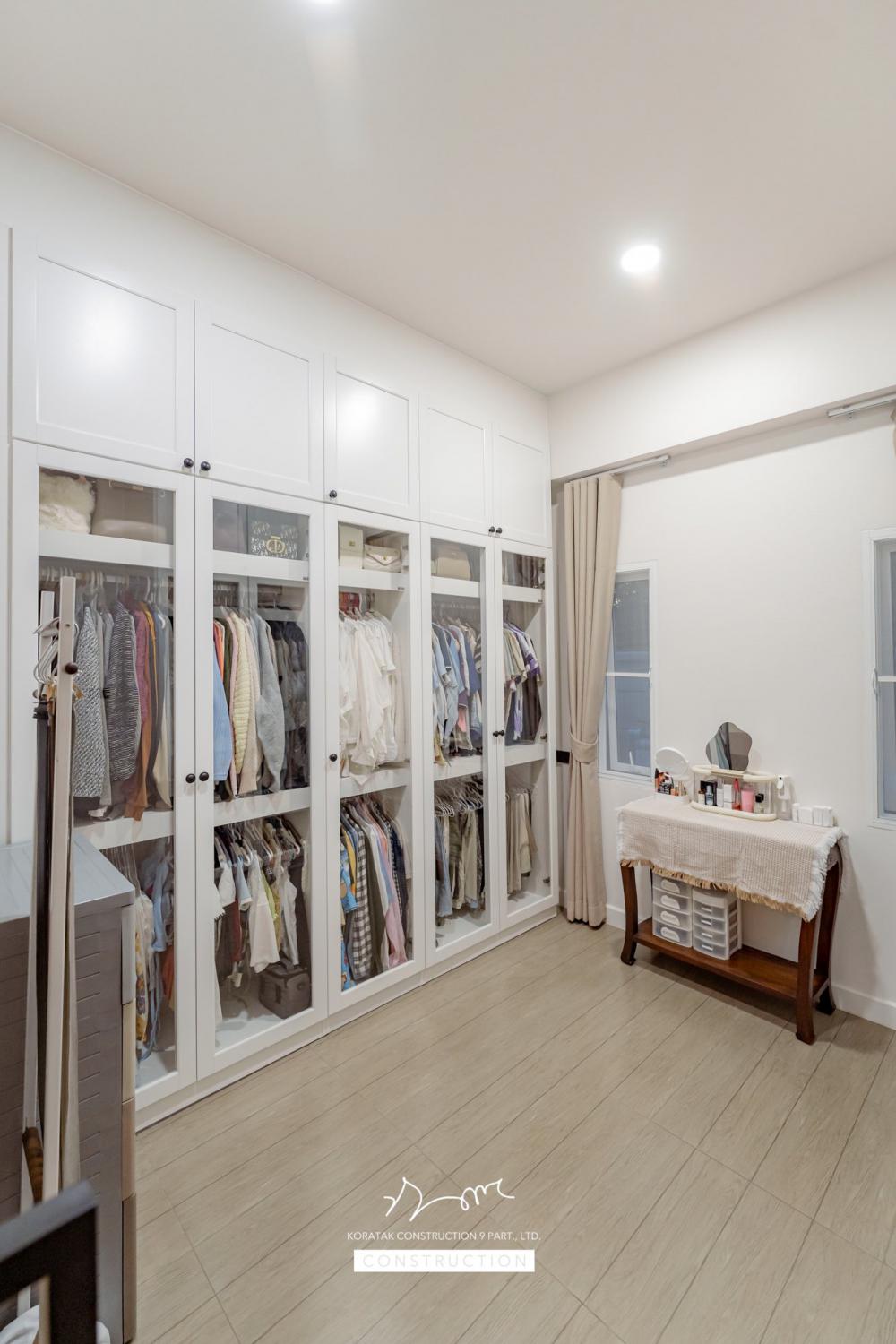 บ้านหลังนี้เริ่มจากโจทย์สำคัญ ที่ดินหน้าแคบ ขนาด 𝟐 ห้องนอน 𝟐 ห้องน้ำ 𝟏 ห้องนั่งเล่น-รับประทานอาหาร 𝟏 ห้องแต่งตัว 𝟏 ห้องครัว 𝟏 ห้องเก็บของ 𝟐ที่จอดรถ รูปที่ 21