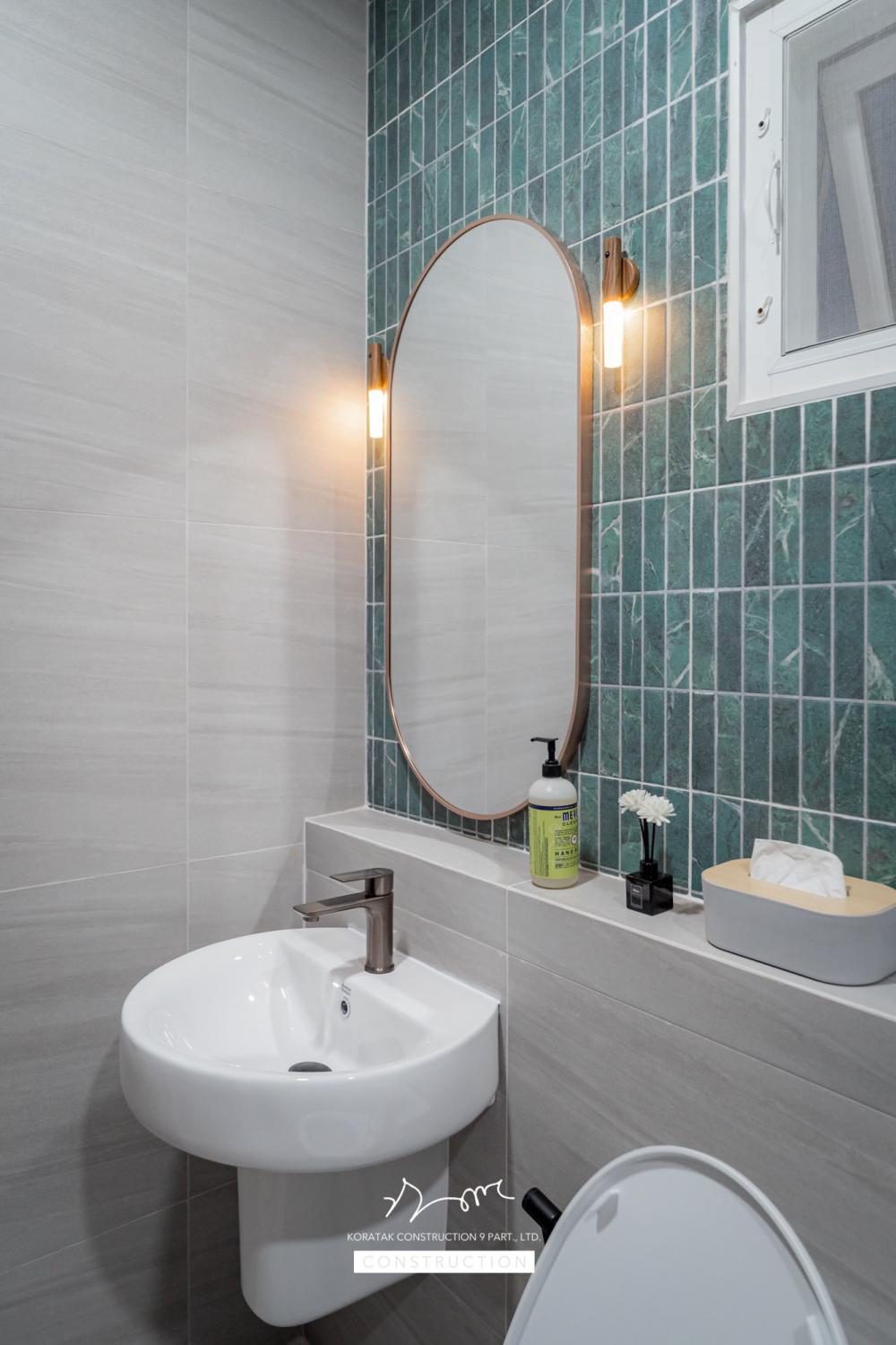 บ้านหลังนี้เริ่มจากโจทย์สำคัญ ที่ดินหน้าแคบ ขนาด 𝟐 ห้องนอน 𝟐 ห้องน้ำ 𝟏 ห้องนั่งเล่น-รับประทานอาหาร 𝟏 ห้องแต่งตัว 𝟏 ห้องครัว 𝟏 ห้องเก็บของ 𝟐ที่จอดรถ รูปที่ 22