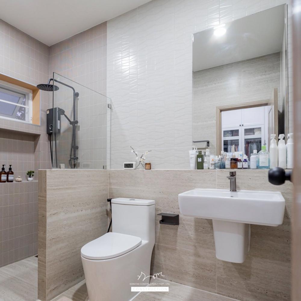 บ้านหลังนี้เริ่มจากโจทย์สำคัญ ที่ดินหน้าแคบ ขนาด 𝟐 ห้องนอน 𝟐 ห้องน้ำ 𝟏 ห้องนั่งเล่น-รับประทานอาหาร 𝟏 ห้องแต่งตัว 𝟏 ห้องครัว 𝟏 ห้องเก็บของ 𝟐ที่จอดรถ รูปที่ 23