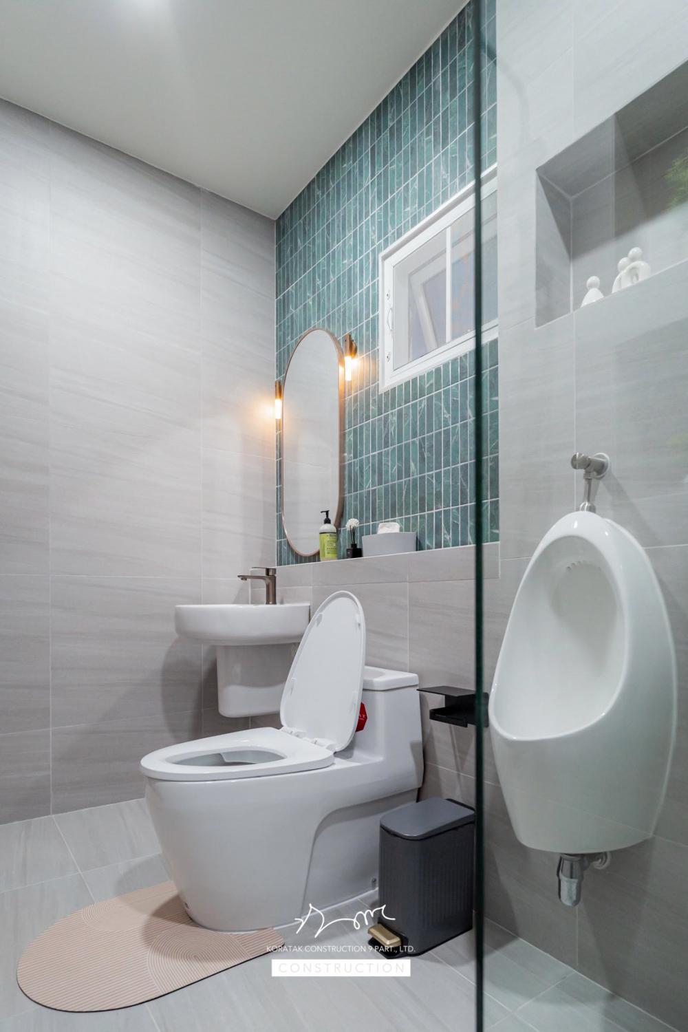 บ้านหลังนี้เริ่มจากโจทย์สำคัญ ที่ดินหน้าแคบ ขนาด 𝟐 ห้องนอน 𝟐 ห้องน้ำ 𝟏 ห้องนั่งเล่น-รับประทานอาหาร 𝟏 ห้องแต่งตัว 𝟏 ห้องครัว 𝟏 ห้องเก็บของ 𝟐ที่จอดรถ รูปที่ 24