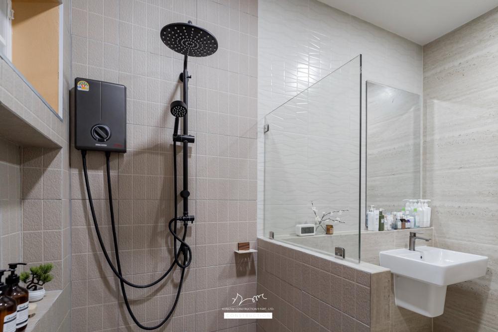 บ้านหลังนี้เริ่มจากโจทย์สำคัญ ที่ดินหน้าแคบ ขนาด 𝟐 ห้องนอน 𝟐 ห้องน้ำ 𝟏 ห้องนั่งเล่น-รับประทานอาหาร 𝟏 ห้องแต่งตัว 𝟏 ห้องครัว 𝟏 ห้องเก็บของ 𝟐ที่จอดรถ รูปที่ 25