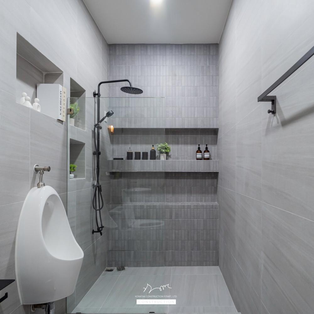 บ้านหลังนี้เริ่มจากโจทย์สำคัญ ที่ดินหน้าแคบ ขนาด 𝟐 ห้องนอน 𝟐 ห้องน้ำ 𝟏 ห้องนั่งเล่น-รับประทานอาหาร 𝟏 ห้องแต่งตัว 𝟏 ห้องครัว 𝟏 ห้องเก็บของ 𝟐ที่จอดรถ รูปที่ 26