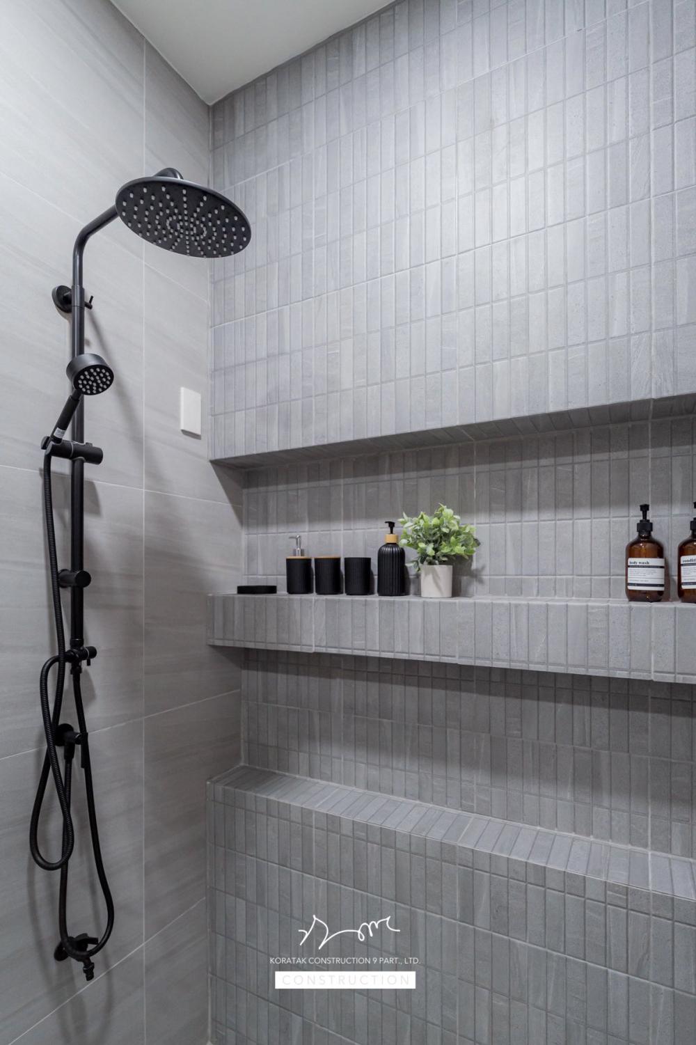 บ้านหลังนี้เริ่มจากโจทย์สำคัญ ที่ดินหน้าแคบ ขนาด 𝟐 ห้องนอน 𝟐 ห้องน้ำ 𝟏 ห้องนั่งเล่น-รับประทานอาหาร 𝟏 ห้องแต่งตัว 𝟏 ห้องครัว 𝟏 ห้องเก็บของ 𝟐ที่จอดรถ รูปที่ 27