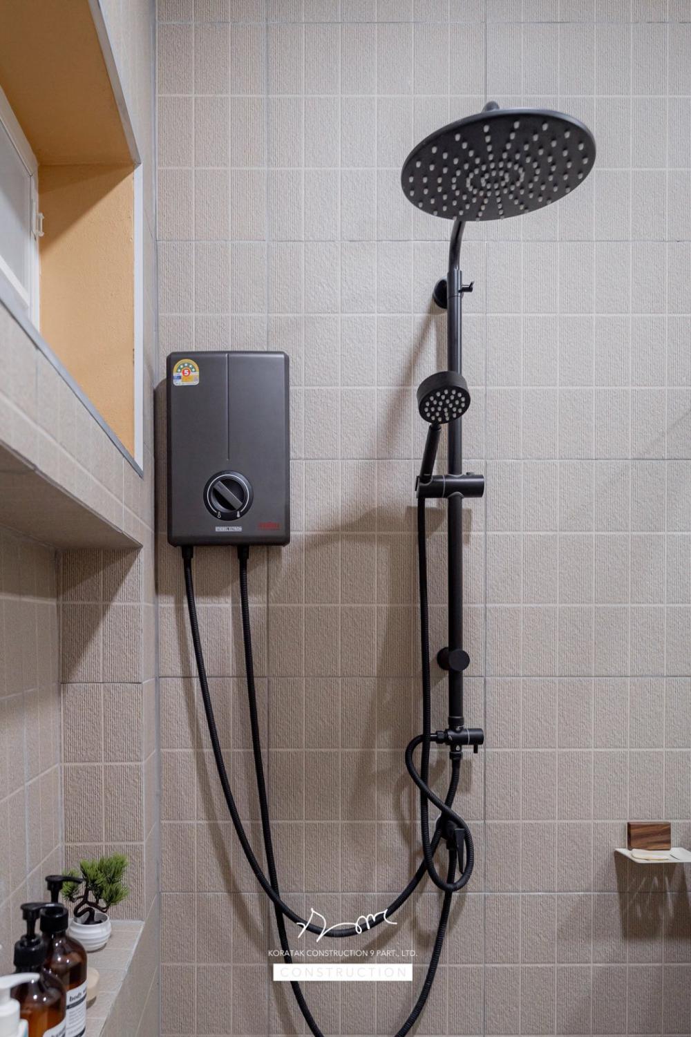 บ้านหลังนี้เริ่มจากโจทย์สำคัญ ที่ดินหน้าแคบ ขนาด 𝟐 ห้องนอน 𝟐 ห้องน้ำ 𝟏 ห้องนั่งเล่น-รับประทานอาหาร 𝟏 ห้องแต่งตัว 𝟏 ห้องครัว 𝟏 ห้องเก็บของ 𝟐ที่จอดรถ รูปที่ 28