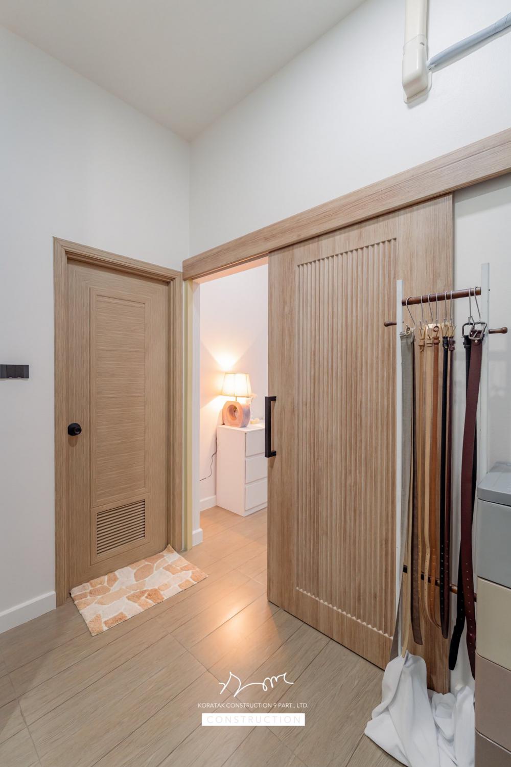 บ้านหลังนี้เริ่มจากโจทย์สำคัญ ที่ดินหน้าแคบ ขนาด 𝟐 ห้องนอน 𝟐 ห้องน้ำ 𝟏 ห้องนั่งเล่น-รับประทานอาหาร 𝟏 ห้องแต่งตัว 𝟏 ห้องครัว 𝟏 ห้องเก็บของ 𝟐ที่จอดรถ รูปที่ 29