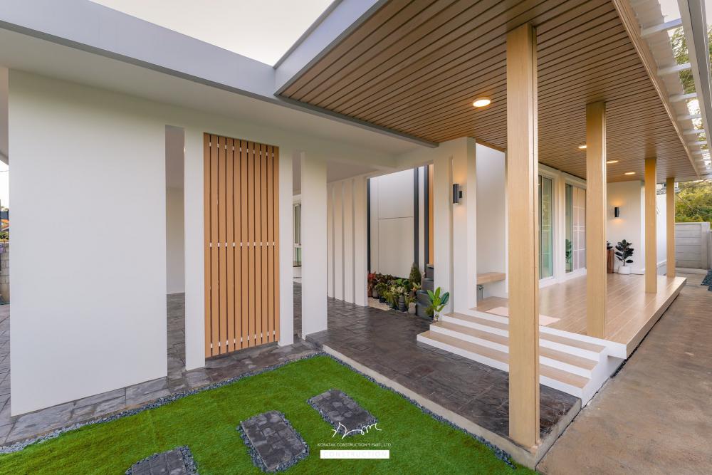 บ้านหลังนี้เริ่มจากโจทย์สำคัญ ที่ดินหน้าแคบ ขนาด 𝟐 ห้องนอน 𝟐 ห้องน้ำ 𝟏 ห้องนั่งเล่น-รับประทานอาหาร 𝟏 ห้องแต่งตัว 𝟏 ห้องครัว 𝟏 ห้องเก็บของ 𝟐ที่จอดรถ รูปที่ 3