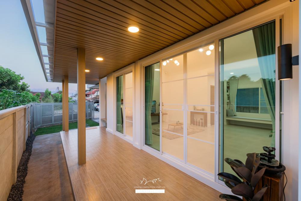 บ้านหลังนี้เริ่มจากโจทย์สำคัญ ที่ดินหน้าแคบ ขนาด 𝟐 ห้องนอน 𝟐 ห้องน้ำ 𝟏 ห้องนั่งเล่น-รับประทานอาหาร 𝟏 ห้องแต่งตัว 𝟏 ห้องครัว 𝟏 ห้องเก็บของ 𝟐ที่จอดรถ รูปที่ 4