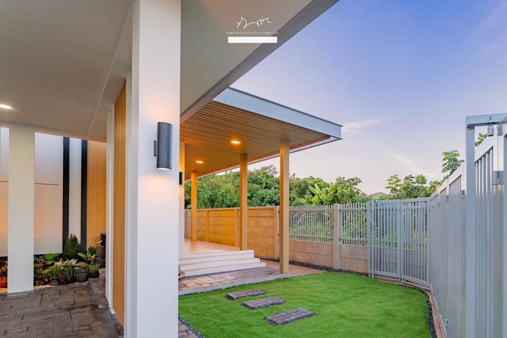 บ้านหลังนี้เริ่มจากโจทย์สำคัญ ที่ดินหน้าแคบ ขนาด 𝟐 ห้องนอน 𝟐 ห้องน้ำ 𝟏 ห้องนั่งเล่น-รับประทานอาหาร 𝟏 ห้องแต่งตัว 𝟏 ห้องครัว 𝟏 ห้องเก็บของ 𝟐ที่จอดรถ รูปที่ 5