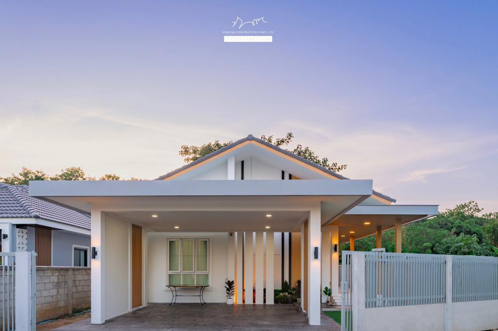 บ้านหลังนี้เริ่มจากโจทย์สำคัญ ที่ดินหน้าแคบ ขนาด 𝟐 ห้องนอน 𝟐 ห้องน้ำ 𝟏 ห้องนั่งเล่น-รับประทานอาหาร 𝟏 ห้องแต่งตัว 𝟏 ห้องครัว 𝟏 ห้องเก็บของ 𝟐ที่จอดรถ รูปที่ 6