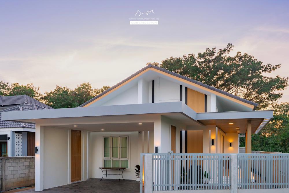 บ้านหลังนี้เริ่มจากโจทย์สำคัญ ที่ดินหน้าแคบ ขนาด 𝟐 ห้องนอน 𝟐 ห้องน้ำ 𝟏 ห้องนั่งเล่น-รับประทานอาหาร 𝟏 ห้องแต่งตัว 𝟏 ห้องครัว 𝟏 ห้องเก็บของ 𝟐ที่จอดรถ รูปที่ 7