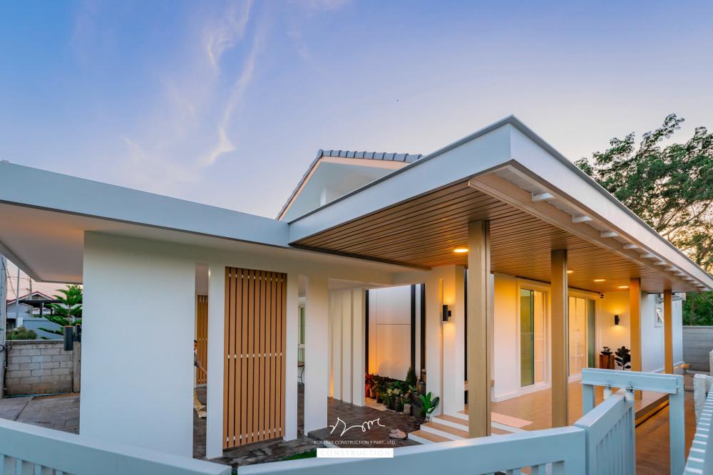 บ้านหลังนี้เริ่มจากโจทย์สำคัญ ที่ดินหน้าแคบ ขนาด 𝟐 ห้องนอน 𝟐 ห้องน้ำ 𝟏 ห้องนั่งเล่น-รับประทานอาหาร 𝟏 ห้องแต่งตัว 𝟏 ห้องครัว 𝟏 ห้องเก็บของ 𝟐ที่จอดรถ รูปที่ 8