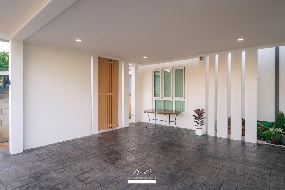 บ้านหลังนี้เริ่มจากโจทย์สำคัญ ที่ดินหน้าแคบ ขนาด 𝟐 ห้องนอน 𝟐 ห้องน้ำ 𝟏 ห้องนั่งเล่น-รับประทานอาหาร 𝟏 ห้องแต่งตัว 𝟏 ห้องครัว 𝟏 ห้องเก็บของ 𝟐ที่จอดรถ รูปที่ 9