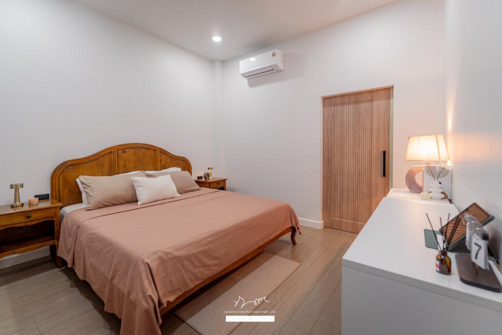 บ้านหลังนี้เริ่มจากโจทย์สำคัญ ที่ดินหน้าแคบ ขนาด 𝟐 ห้องนอน 𝟐 ห้องน้ำ 𝟏 ห้องนั่งเล่น-รับประทานอาหาร 𝟏 ห้องแต่งตัว 𝟏 ห้องครัว 𝟏 ห้องเก็บของ 𝟐ที่จอดรถ รูปที่ 30