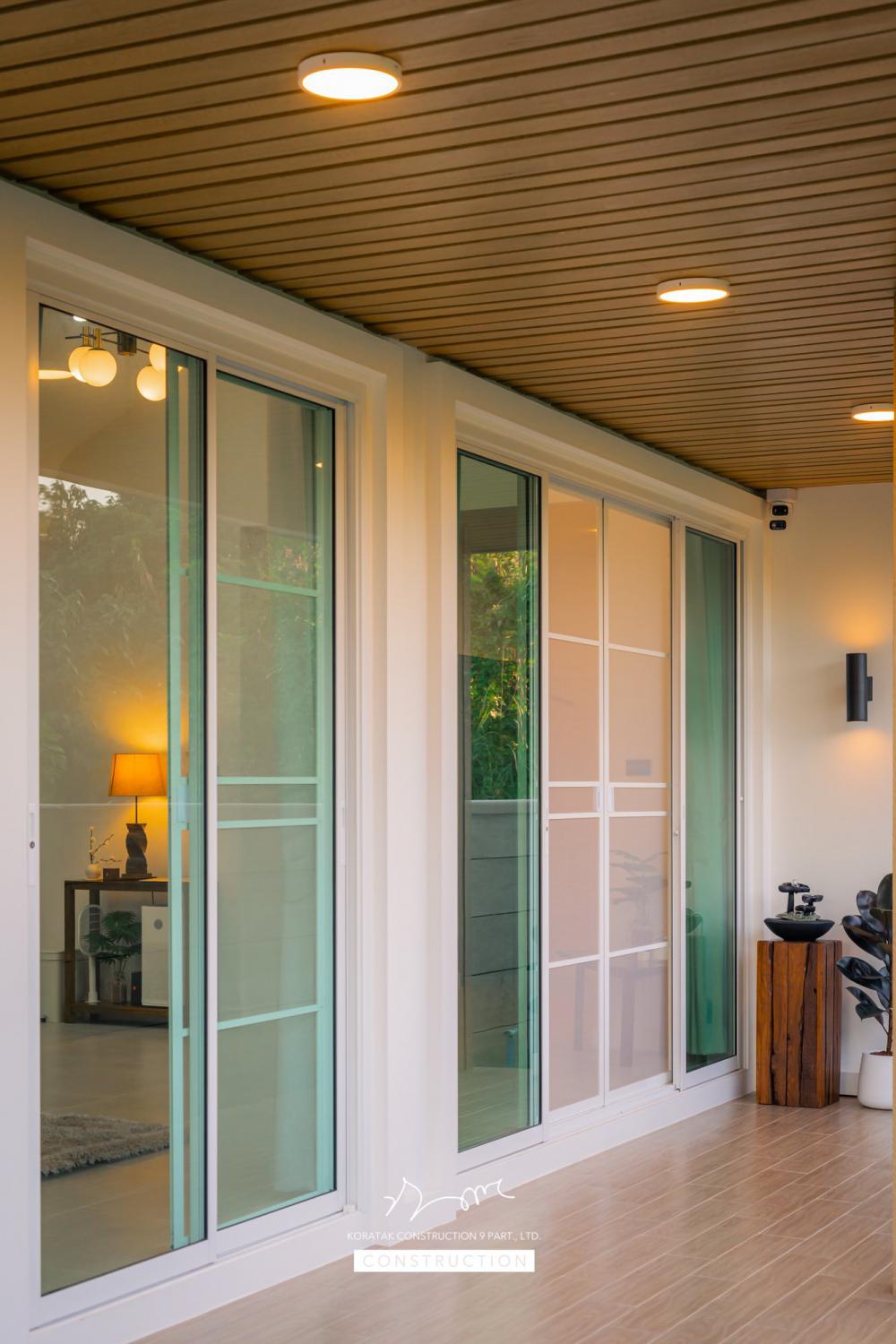 บ้านหลังนี้เริ่มจากโจทย์สำคัญ ที่ดินหน้าแคบ ขนาด 𝟐 ห้องนอน 𝟐 ห้องน้ำ 𝟏 ห้องนั่งเล่น-รับประทานอาหาร 𝟏 ห้องแต่งตัว 𝟏 ห้องครัว 𝟏 ห้องเก็บของ 𝟐ที่จอดรถ รูปที่ 39