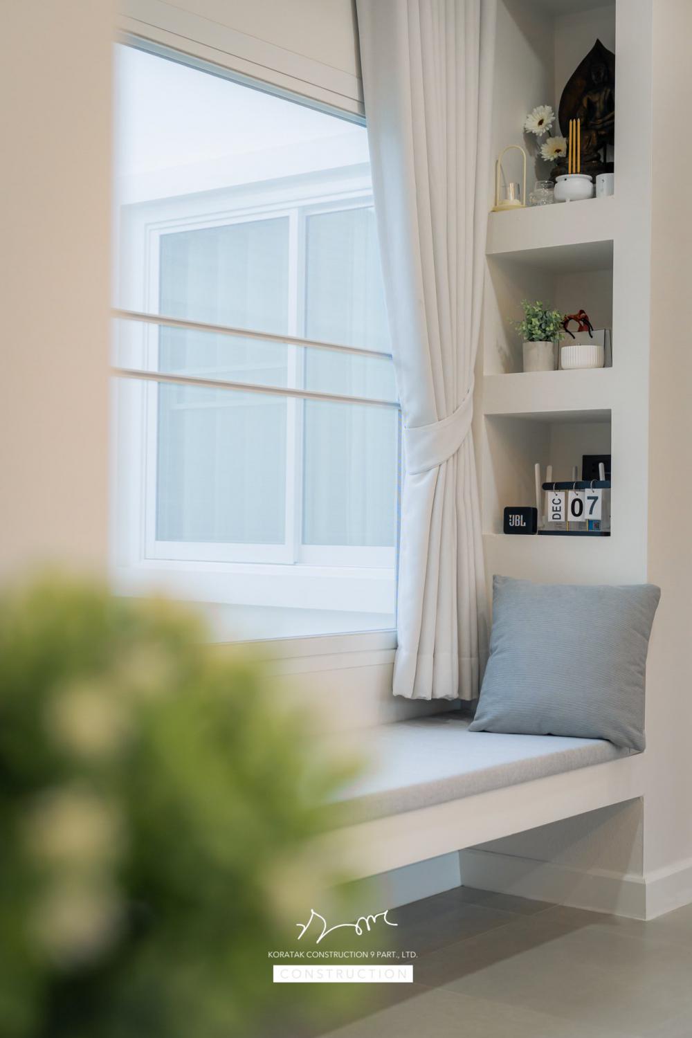 บ้านหลังนี้เริ่มจากโจทย์สำคัญ ที่ดินหน้าแคบ ขนาด 𝟐 ห้องนอน 𝟐 ห้องน้ำ 𝟏 ห้องนั่งเล่น-รับประทานอาหาร 𝟏 ห้องแต่งตัว 𝟏 ห้องครัว 𝟏 ห้องเก็บของ 𝟐ที่จอดรถ รูปที่ 41