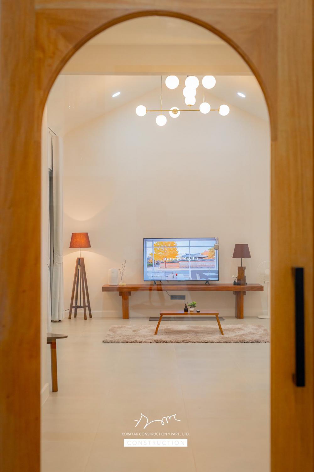 บ้านหลังนี้เริ่มจากโจทย์สำคัญ ที่ดินหน้าแคบ ขนาด 𝟐 ห้องนอน 𝟐 ห้องน้ำ 𝟏 ห้องนั่งเล่น-รับประทานอาหาร 𝟏 ห้องแต่งตัว 𝟏 ห้องครัว 𝟏 ห้องเก็บของ 𝟐ที่จอดรถ รูปที่ 42