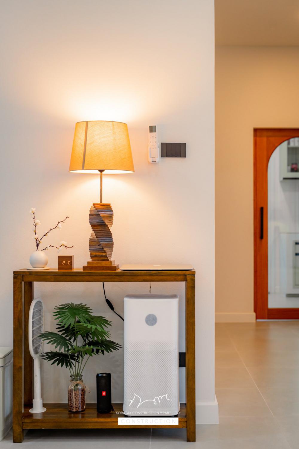 บ้านหลังนี้เริ่มจากโจทย์สำคัญ ที่ดินหน้าแคบ ขนาด 𝟐 ห้องนอน 𝟐 ห้องน้ำ 𝟏 ห้องนั่งเล่น-รับประทานอาหาร 𝟏 ห้องแต่งตัว 𝟏 ห้องครัว 𝟏 ห้องเก็บของ 𝟐ที่จอดรถ รูปที่ 43