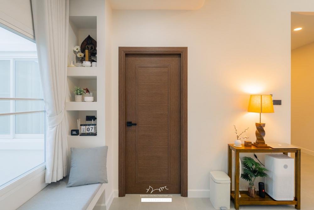 บ้านหลังนี้เริ่มจากโจทย์สำคัญ ที่ดินหน้าแคบ ขนาด 𝟐 ห้องนอน 𝟐 ห้องน้ำ 𝟏 ห้องนั่งเล่น-รับประทานอาหาร 𝟏 ห้องแต่งตัว 𝟏 ห้องครัว 𝟏 ห้องเก็บของ 𝟐ที่จอดรถ รูปที่ 44