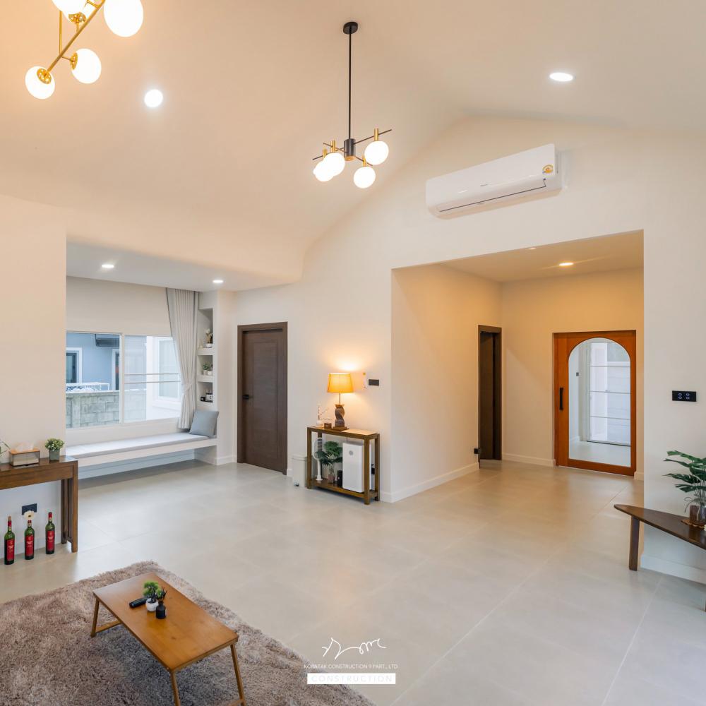 บ้านหลังนี้เริ่มจากโจทย์สำคัญ ที่ดินหน้าแคบ ขนาด 𝟐 ห้องนอน 𝟐 ห้องน้ำ 𝟏 ห้องนั่งเล่น-รับประทานอาหาร 𝟏 ห้องแต่งตัว 𝟏 ห้องครัว 𝟏 ห้องเก็บของ 𝟐ที่จอดรถ รูปที่ 45