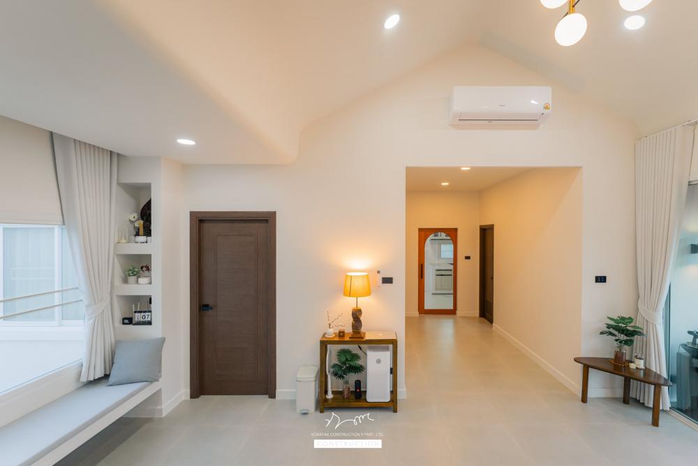 บ้านหลังนี้เริ่มจากโจทย์สำคัญ ที่ดินหน้าแคบ ขนาด 𝟐 ห้องนอน 𝟐 ห้องน้ำ 𝟏 ห้องนั่งเล่น-รับประทานอาหาร 𝟏 ห้องแต่งตัว 𝟏 ห้องครัว 𝟏 ห้องเก็บของ 𝟐ที่จอดรถ รูปที่ 46