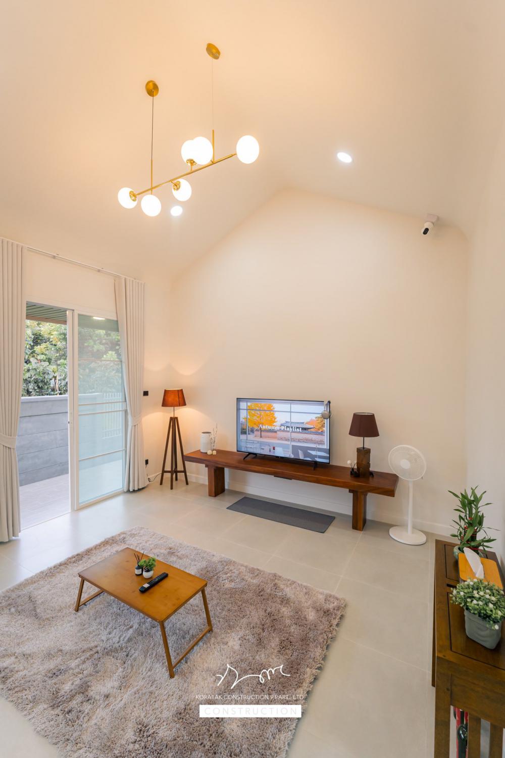 บ้านหลังนี้เริ่มจากโจทย์สำคัญ ที่ดินหน้าแคบ ขนาด 𝟐 ห้องนอน 𝟐 ห้องน้ำ 𝟏 ห้องนั่งเล่น-รับประทานอาหาร 𝟏 ห้องแต่งตัว 𝟏 ห้องครัว 𝟏 ห้องเก็บของ 𝟐ที่จอดรถ รูปที่ 47