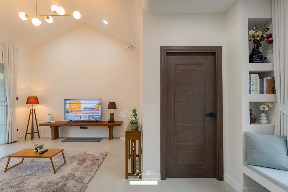 บ้านหลังนี้เริ่มจากโจทย์สำคัญ ที่ดินหน้าแคบ ขนาด 𝟐 ห้องนอน 𝟐 ห้องน้ำ 𝟏 ห้องนั่งเล่น-รับประทานอาหาร 𝟏 ห้องแต่งตัว 𝟏 ห้องครัว 𝟏 ห้องเก็บของ 𝟐ที่จอดรถ รูปที่ 48