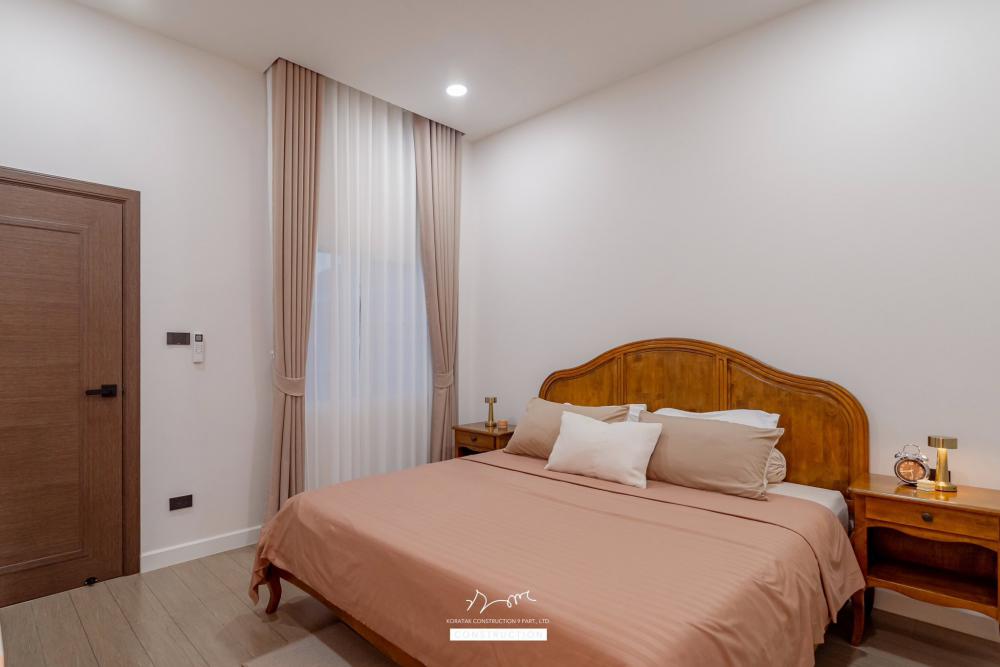 บ้านหลังนี้เริ่มจากโจทย์สำคัญ ที่ดินหน้าแคบ ขนาด 𝟐 ห้องนอน 𝟐 ห้องน้ำ 𝟏 ห้องนั่งเล่น-รับประทานอาหาร 𝟏 ห้องแต่งตัว 𝟏 ห้องครัว 𝟏 ห้องเก็บของ 𝟐ที่จอดรถ รูปที่ 31